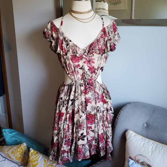 Promesa Cut Out Shoulder Dress - Picture 4 of 5